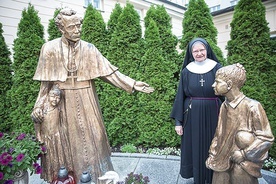 ▲	S. Antonietta Frącek przy pomniku świętego,  obok jego muzeum i domu generalnego.
