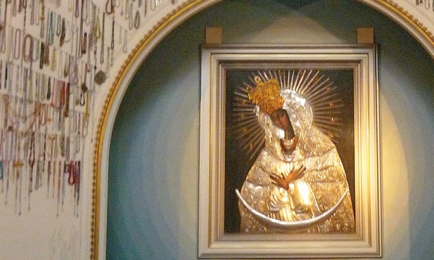 Ogromnym kultem Maryja Ostrobramska cieszy się w Białymstoku. Wierna kopia Jej wileńskiego wizerunku znajduje się w katedrze.
