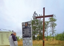Ksiądz Piotr Piksa MSF na miejscu kaźni swych współbraci w Paterku.