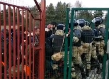 Opozycyjny dziennikarz: Białoruskie służby uniemożliwiają migrantom dostęp do procedur azylowych w Polsce