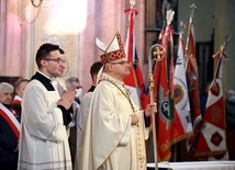Biskup świdnicki w czasie procesji wejścia.