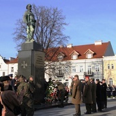 Pod pomnikiem delegacje złożyły wieńce i wiązanki kwiatów.