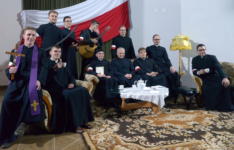 Klerycy, którzy wystąpili podczas wieczornicy, z rektorem ks. Markiem Adamczykiem (siedzi w dolnym rzędzie, czwarty z prawej). 