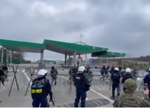 MON: Migranci przekroczyli przejście graniczne w Kuźnicy po stronie Białorusi