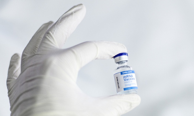 Ministerstwo Zdrowia wydłuża ważność certyfikatów covidowych dla osób po trzeciej dawce szczepienia