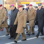 Uczestnicy Mszy św. za ojczyznę w Aleksandrowicach przeszli razem na cmentarz wojskowy na os. Kopernika.