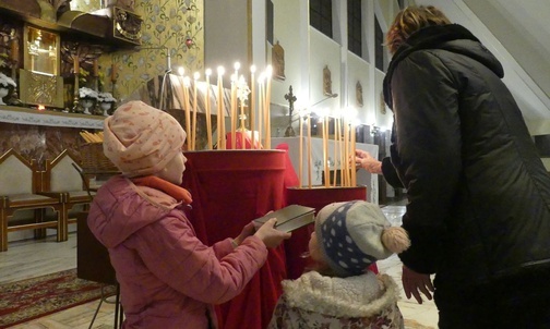 Modlący się przy relikwiach św. Jozafata pozostawiali przy nich zapalone świece.