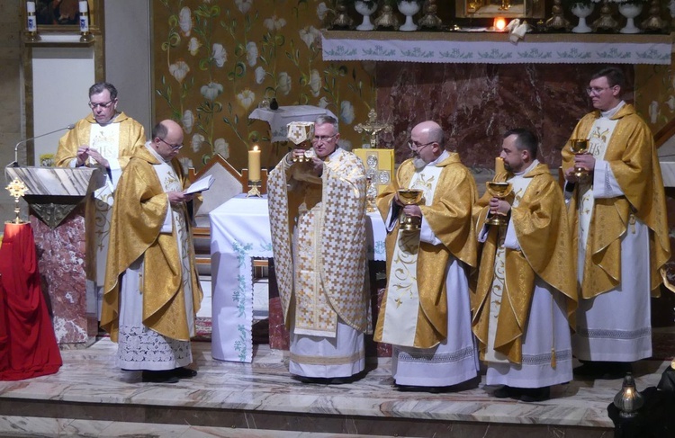 O. Mariusz Michalik i złotołańscy duszpasterze podczas Boskiej Liturgii w dniu liturgicznego wspomnienia św. Jozafata Kuncewicza.