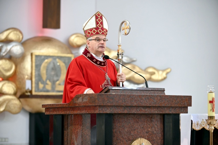 Biskup w czasie homilii w wałbrzyskim kościele pw. Podwyższenia Krzyża Świętego.