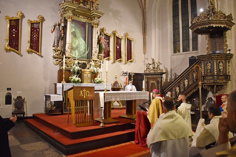 Po Mszy św., w kaplicy św. Anny przed obrazem MB Ostrobramskiej metropolita gdański dokonał zawierzenia Matce Miłosierdzia. 