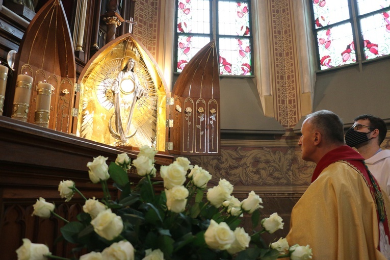 Bp Marek Solarczyk rozpoczął modlitwę apostolstwa adoracji Najświętszego Sakramentu w intencji o pokój na świecie.