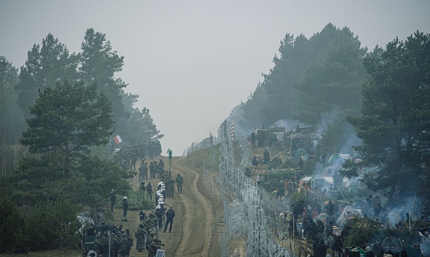 Białoruskie Radio Swaboda: Jeden z migrantów twierdzi, że funkcjonariusze przygotowują ich do siłowego przejścia