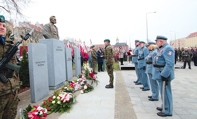 	Główną inicjatorką powstania pomnika Twórców Niepodległości jest Maria Kosecka, natomiast jego autorem – Stanisław Szachowicz.