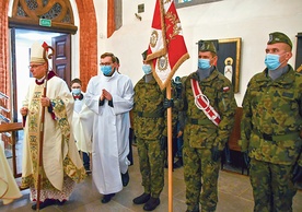 	Na Eucharystii obecne były poczty sztandarowe poszczególnych służb mundurowych.