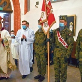 	Na Eucharystii obecne były poczty sztandarowe poszczególnych służb mundurowych.