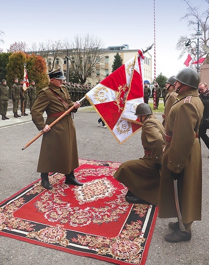Piotr Paradowski odebrał sztandar w imieniu Stowarzyszenia Tradycji 26 Skierniewickiej Dywizji Piechoty.