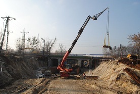 Budowa tunelu pod torami kolejowymi.