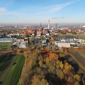 Ciężki przemysł spotyka się z szachownicą pól. Zderzenie światów. I Barbórka, i „żniwne”.