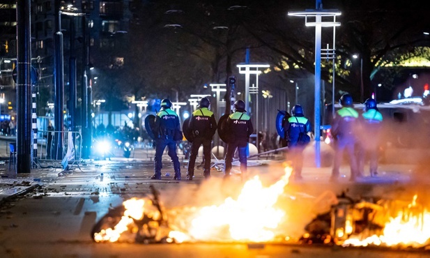 Rzecznik policji holenderskiej: Funkcjonariusze strzelali do protestujących w obronie własnej