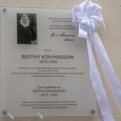 	W październiku na ścianie jednego z budynków szpitalnych zawieszona została tablica przypominająca o siostrze von Massow – protestanckiej diakonisie.