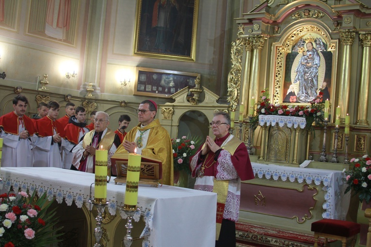 Uroczystościom w Daniszewie przewodniczył biskup Mirosław Milewski.