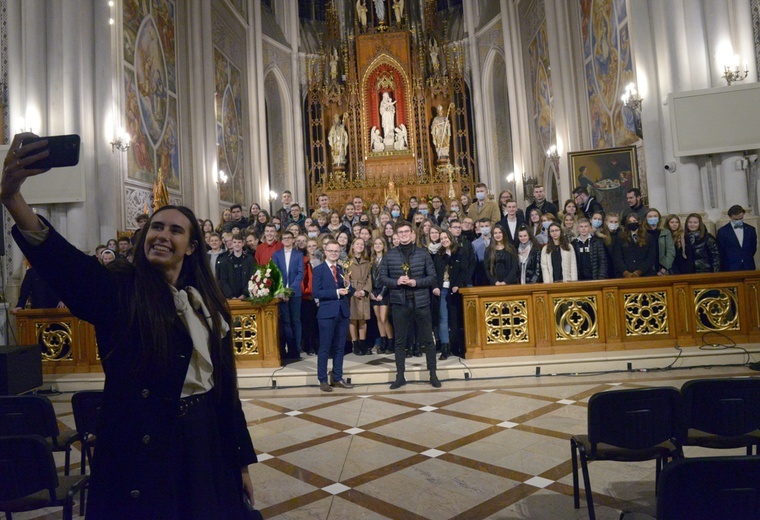 Młodzi, którzy wzięli udział w spotkaniu w radomskiej katedrze.