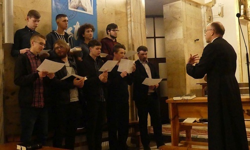Schola gregoriańska lektorów z ks. Krzysztofem Kurnikiem podczas próby w kościele św. Józefa na Złotych Łanach.