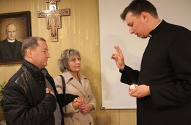 Ks. Wojciech Olesiński błogosławił każdej parze przed jej dialogiem w cztery oczy.