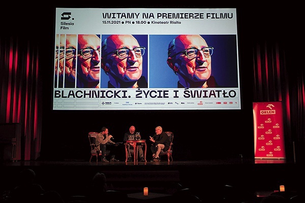 ▲	Przed ekranem siedzą reżyser Iwo Kardel (w środku), producent Paweł Nowacki (z prawej) i prowadzący dyskusję Łukasz Tura z Radia eM.