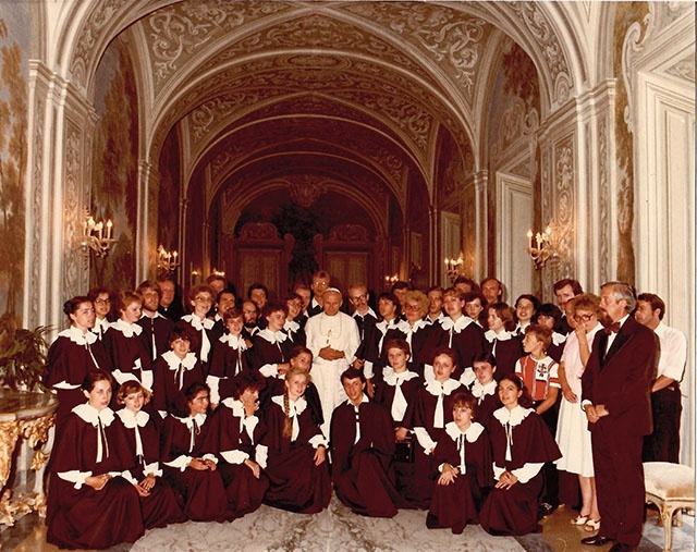 ▲	Spotkanie chórzystów ze św. Janem Pawłem II w Castel Gandolfo w 1982 roku.