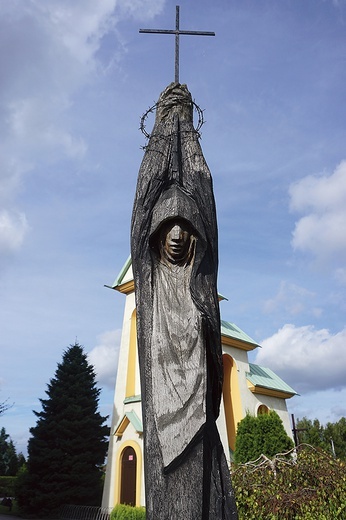 	Rzeźba świętej przed kościołem w Steblowie, wykonana przez Natalię Leykinę, artystkę z Ukrainy.