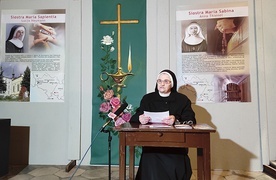 S. Miriam Zając podczas wernisażu.