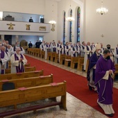 Mszy św. za zmarłych kapłanów przewodniczył bp Marek Solarczyk.