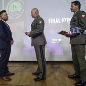 Nagrodę odbiera Sławomir Krakowiak.