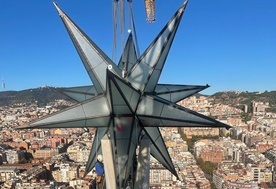 Sagrada Familia: Olbrzymia świetlista gwiazda zwieńczyła wieżę Matki Bożej
