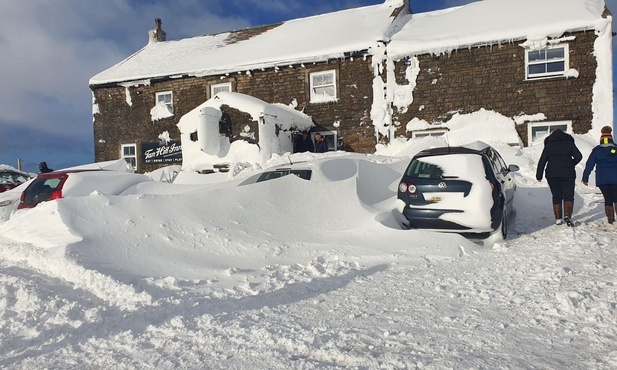 W. Brytania: 61 osób spędziło trzy noce w pubie odciętym od świata z powodu śnieżycy