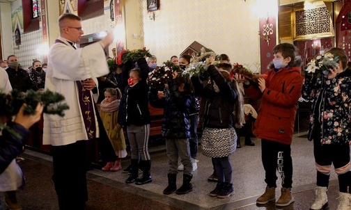 Ks. Paweł Tomala pobłogosławił wieńce adwentowe dzieci z Leśnej.