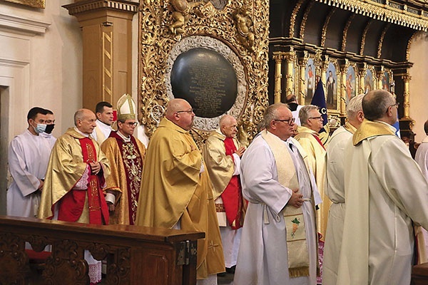 Podczas jubileuszowej Eucharystii 27 listopada z bp. Milewskim modlili się księża asystenci diecezjalni.