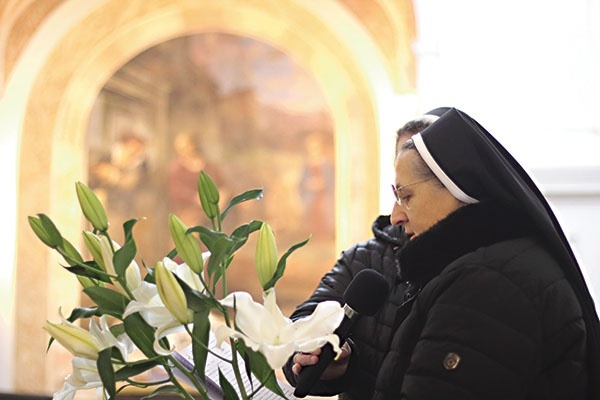 ▲	Siostra Maria Samuela Werbińska, matka generalna, odczytuje akt zawierzenia.