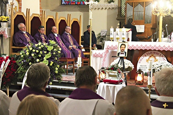 ▲	Eucharystia pogrzebowa odbyła się w lubińskim kościele  pw. Matki Bożej Częstochowskiej. 