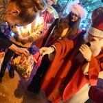 Święty Mikołaj odwiedził Gilów. Ruszyło też bajkowe oświetlenie
