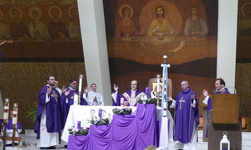 Msza św. podczas adwentowego dnia wspólnoty oazy rejonu Bielsko-Biała II w Aleksandrowicach.