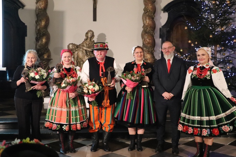 Laureaci (od lewej): Halina Kostecka, Weronika Mońka-Chwała, Włodzimierz Gala i Zofia Gala oraz wręczający Marcin Kosiorek i Anna Staniszewska.