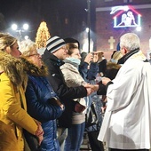 Podzielić się opłatkiem z proboszczem... – bezcenne.