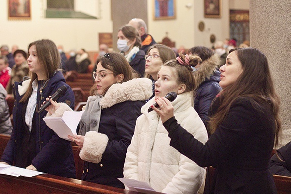 ▲	Oprawę muzyczną zapewniają członkowie stowarzyszenia  „By Świat usłyszał”.