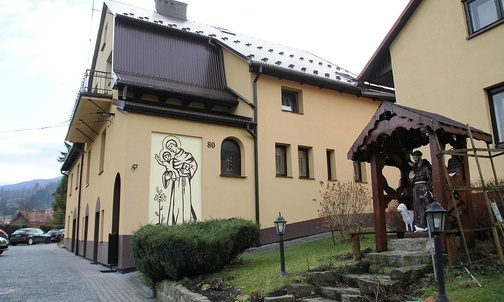 Dom sióstr antoninek w Korbielowie, gdzie spotkali się młodzi z bielskich wspólnot.
