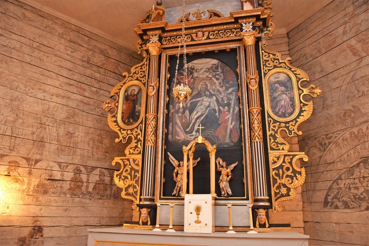 W ołtarzu głównym znajduje się malowidło "Passio Domini".
