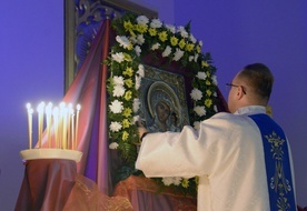 Akatyst śpiewa się przed ikoną Matki Bożej.
