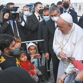 Papież wśród mieszkańców obozu dla uchodźców  na Lesbos.