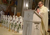 Mszy św., podczas której zostały poświęcone figury Niepokalanej Matki Kościoła, przewodniczył ks. Przemysław Wójcik.
